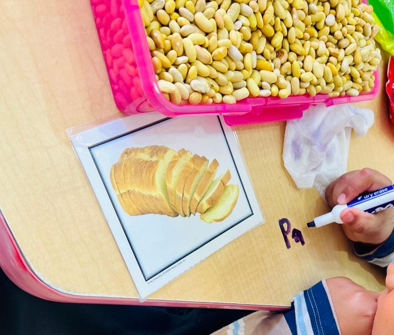 Actividad de escritura acompanada con material sensorial