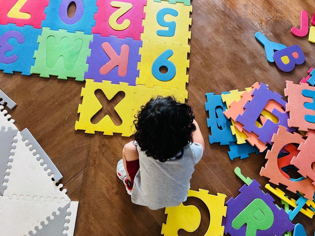 Aprendizaje a traves del juego con letras y numeros